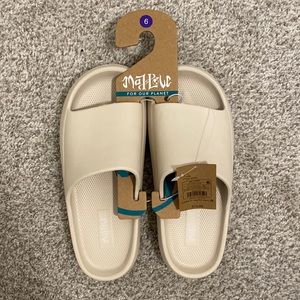 BRAND NEW WITH TAGS Beige Pillowy Slides